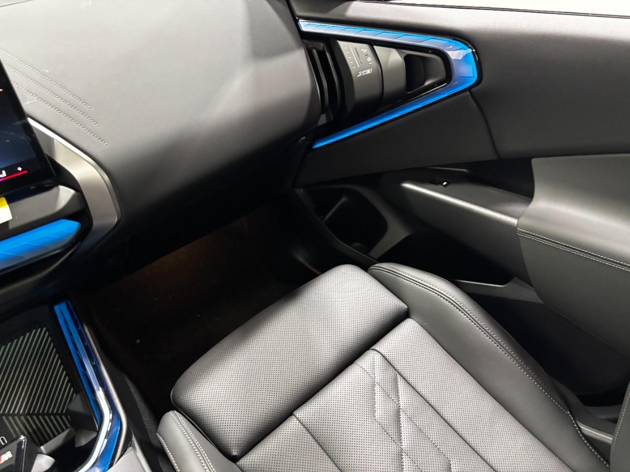 BMW X3 Vehicle Full-screen Gallery Image 19