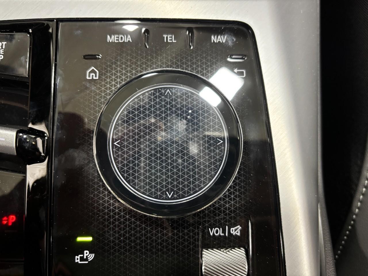 BMW X3 Vehicle Full-screen Gallery Image 30