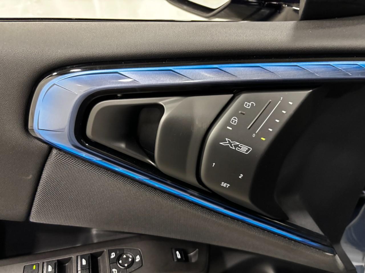 BMW X3 Vehicle Full-screen Gallery Image 33