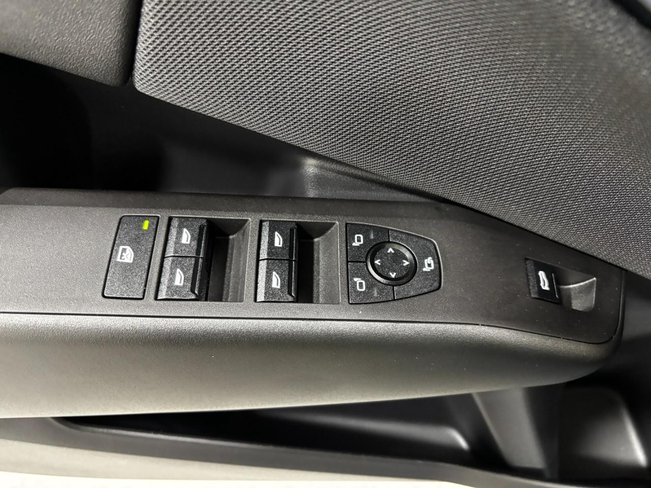 BMW X3 Vehicle Full-screen Gallery Image 34