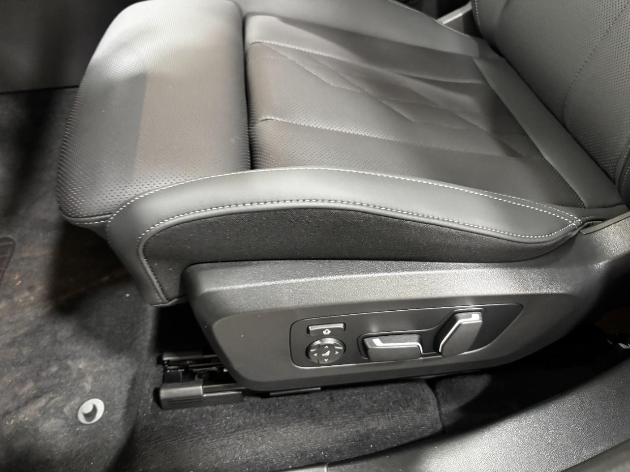 BMW X3 Vehicle Full-screen Gallery Image 35