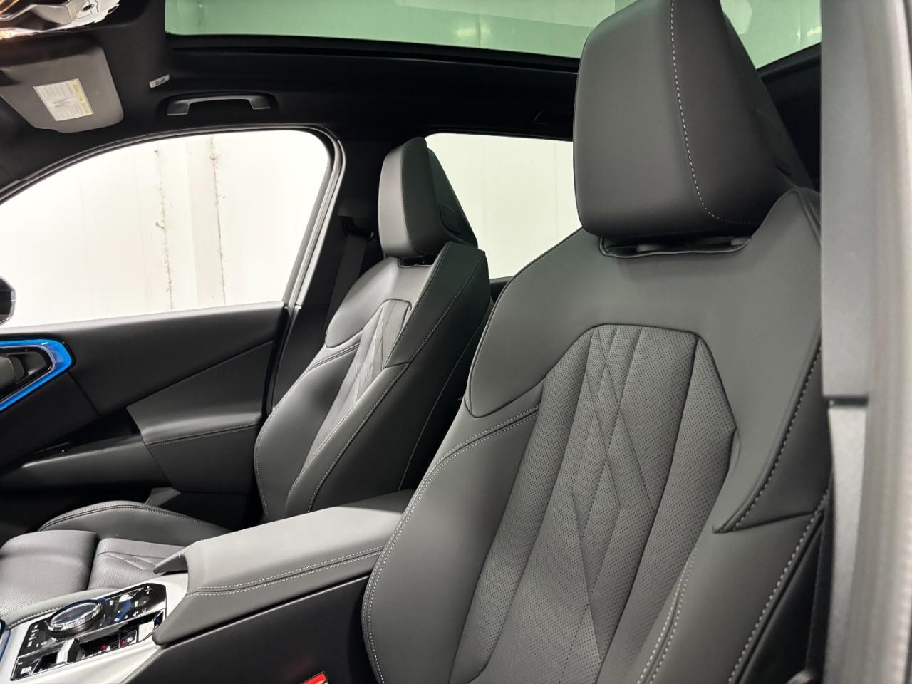 BMW X3 Vehicle Full-screen Gallery Image 36