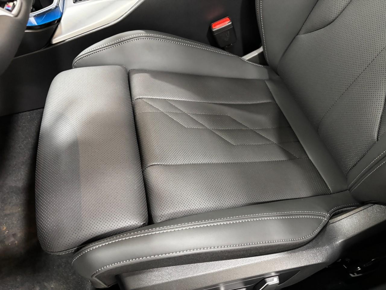 BMW X3 Vehicle Full-screen Gallery Image 37