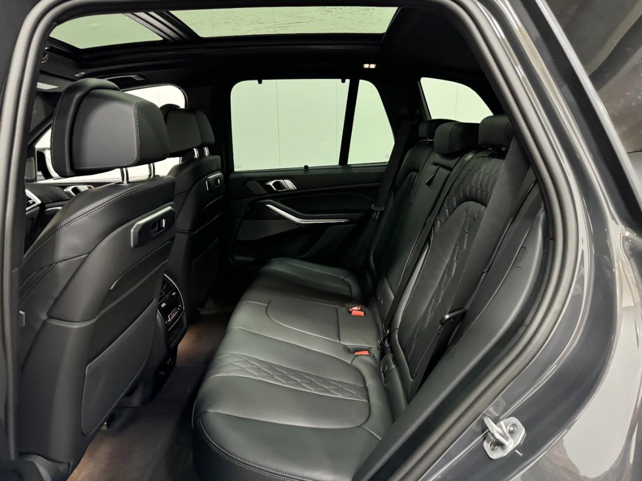 BMW X5 Vehicle Full-screen Gallery Image 8