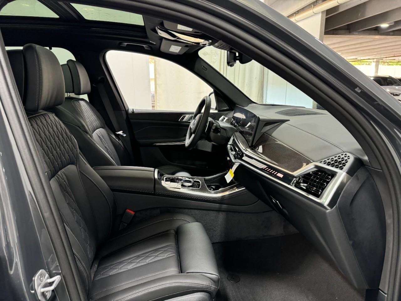 BMW X5 Vehicle Full-screen Gallery Image 18