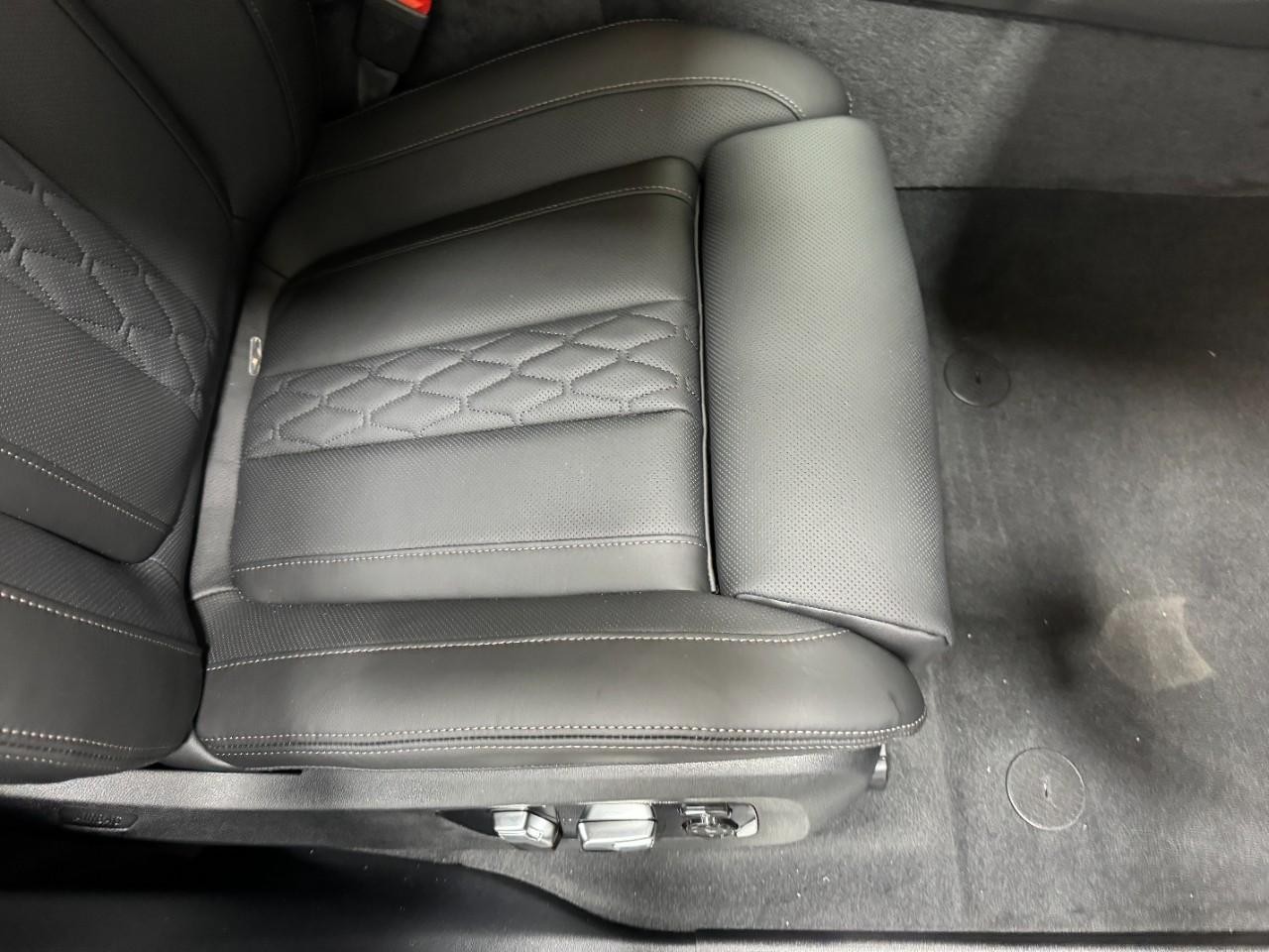 BMW X5 Vehicle Full-screen Gallery Image 19