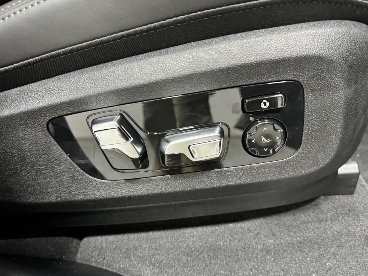 BMW X5 Vehicle Full-screen Gallery Image 20