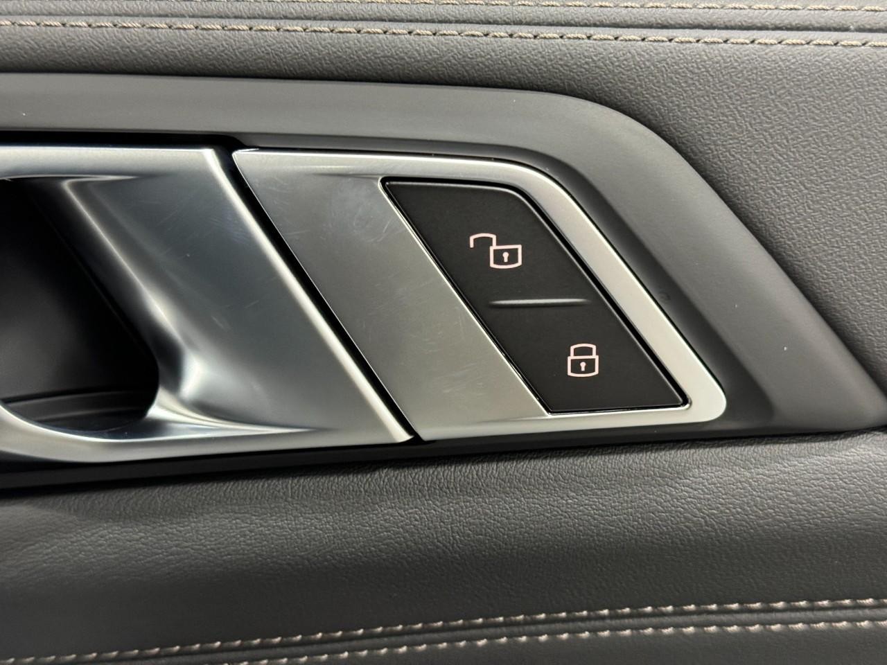 BMW X5 Vehicle Full-screen Gallery Image 21