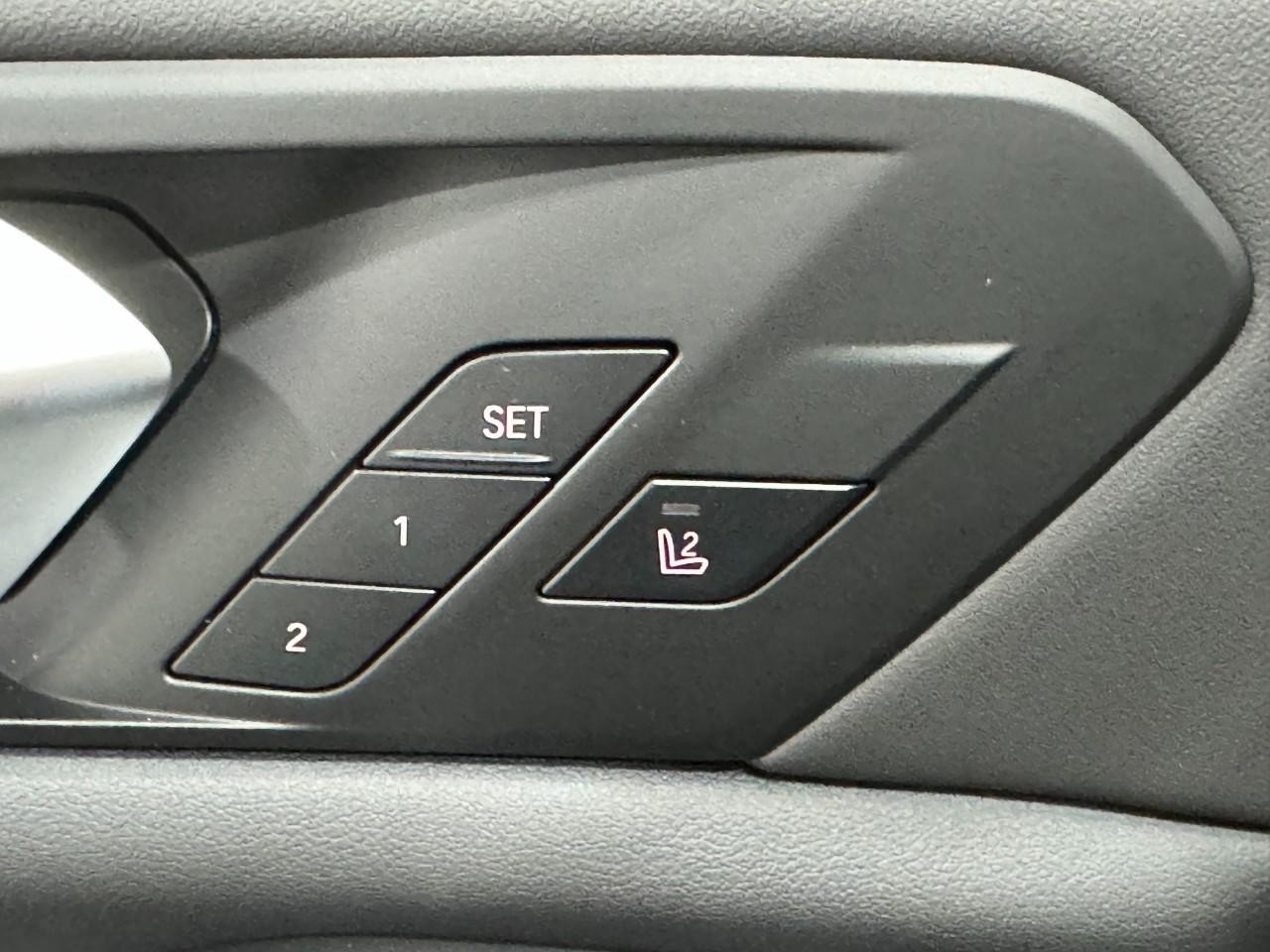 BMW X5 Vehicle Full-screen Gallery Image 24