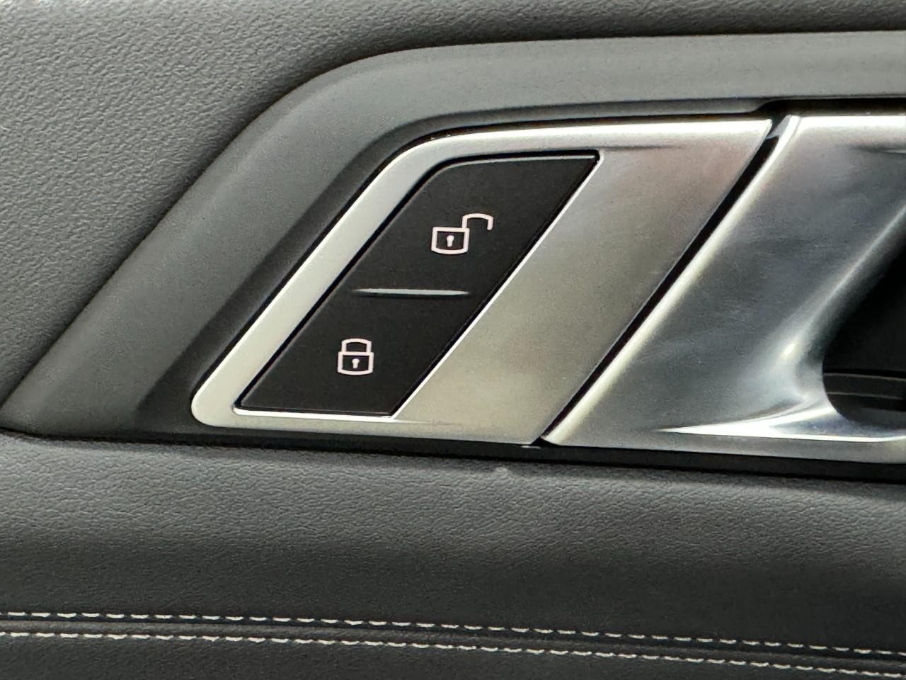 BMW X5 Vehicle Full-screen Gallery Image 25