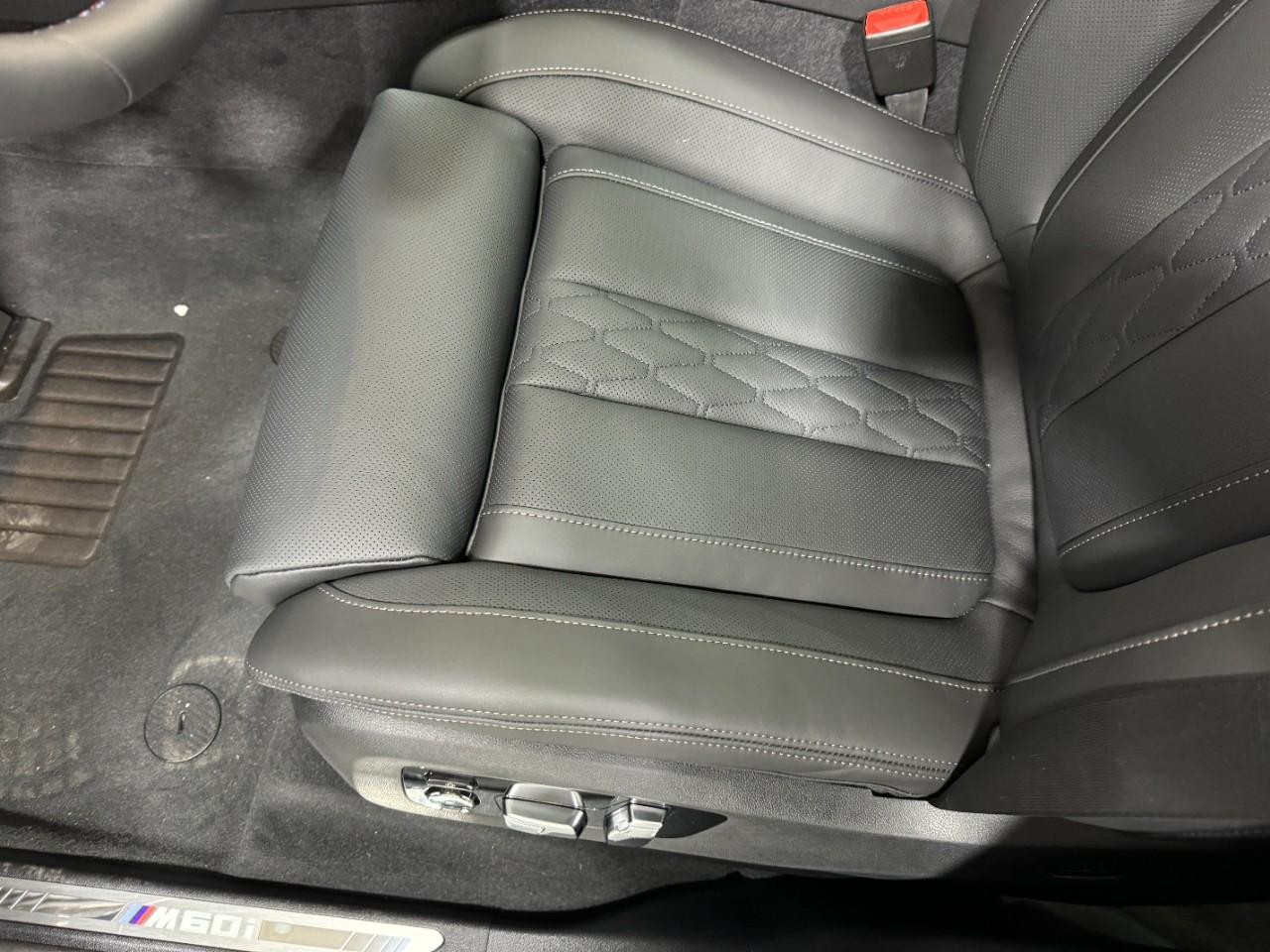 BMW X5 Vehicle Full-screen Gallery Image 28