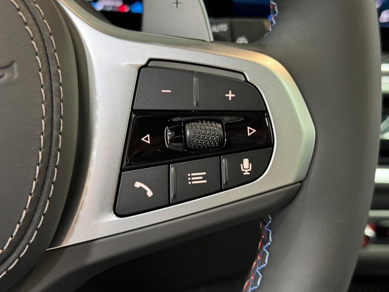 BMW X5 Vehicle Full-screen Gallery Image 32