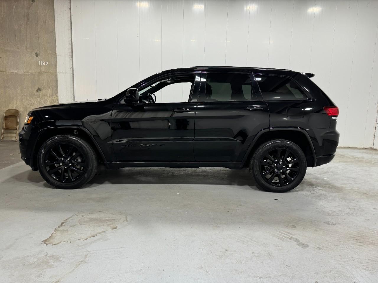 Jeep Grand Cherokee Vehicle Full-screen Gallery Image 2