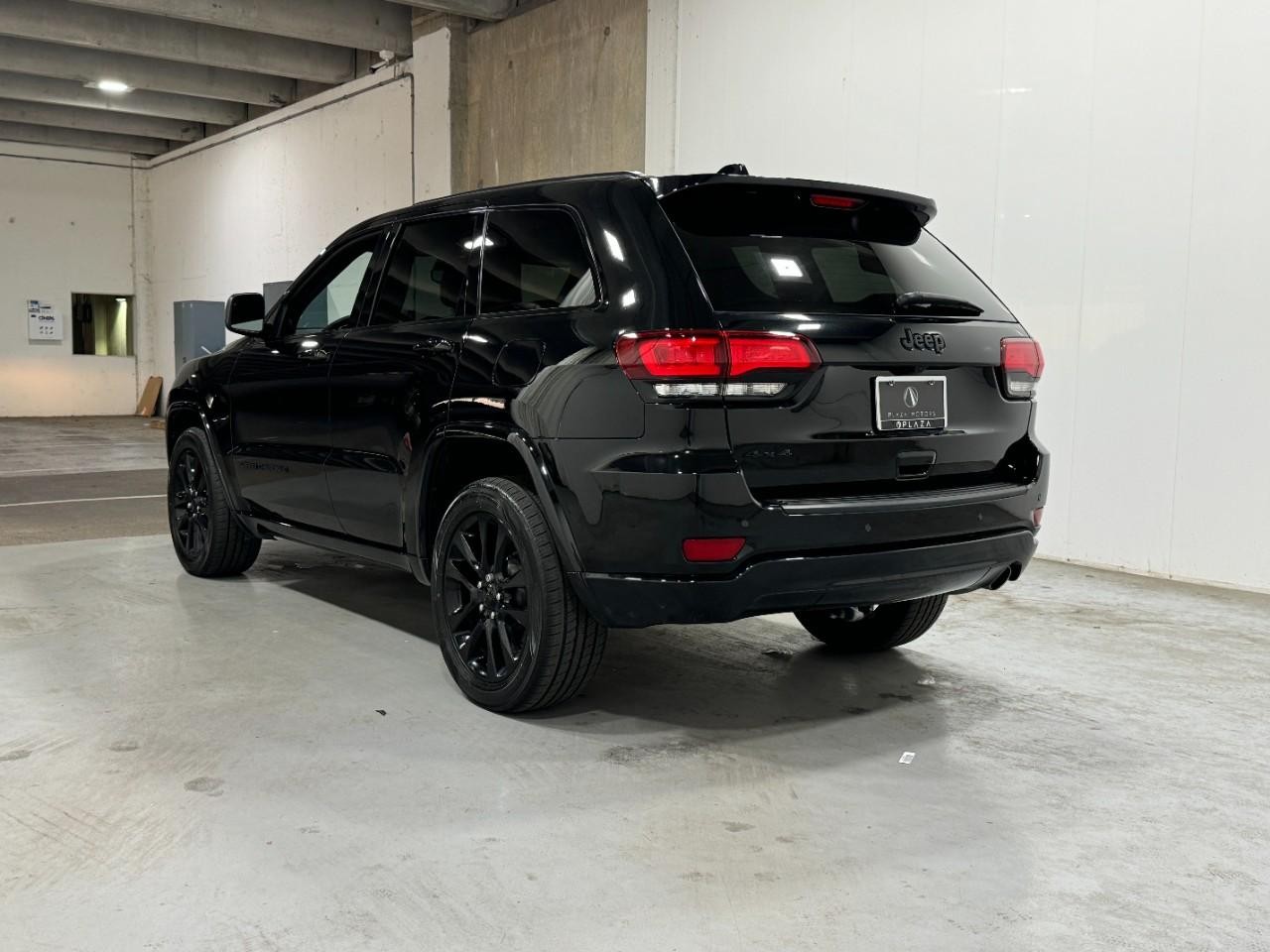 Jeep Grand Cherokee Vehicle Full-screen Gallery Image 3