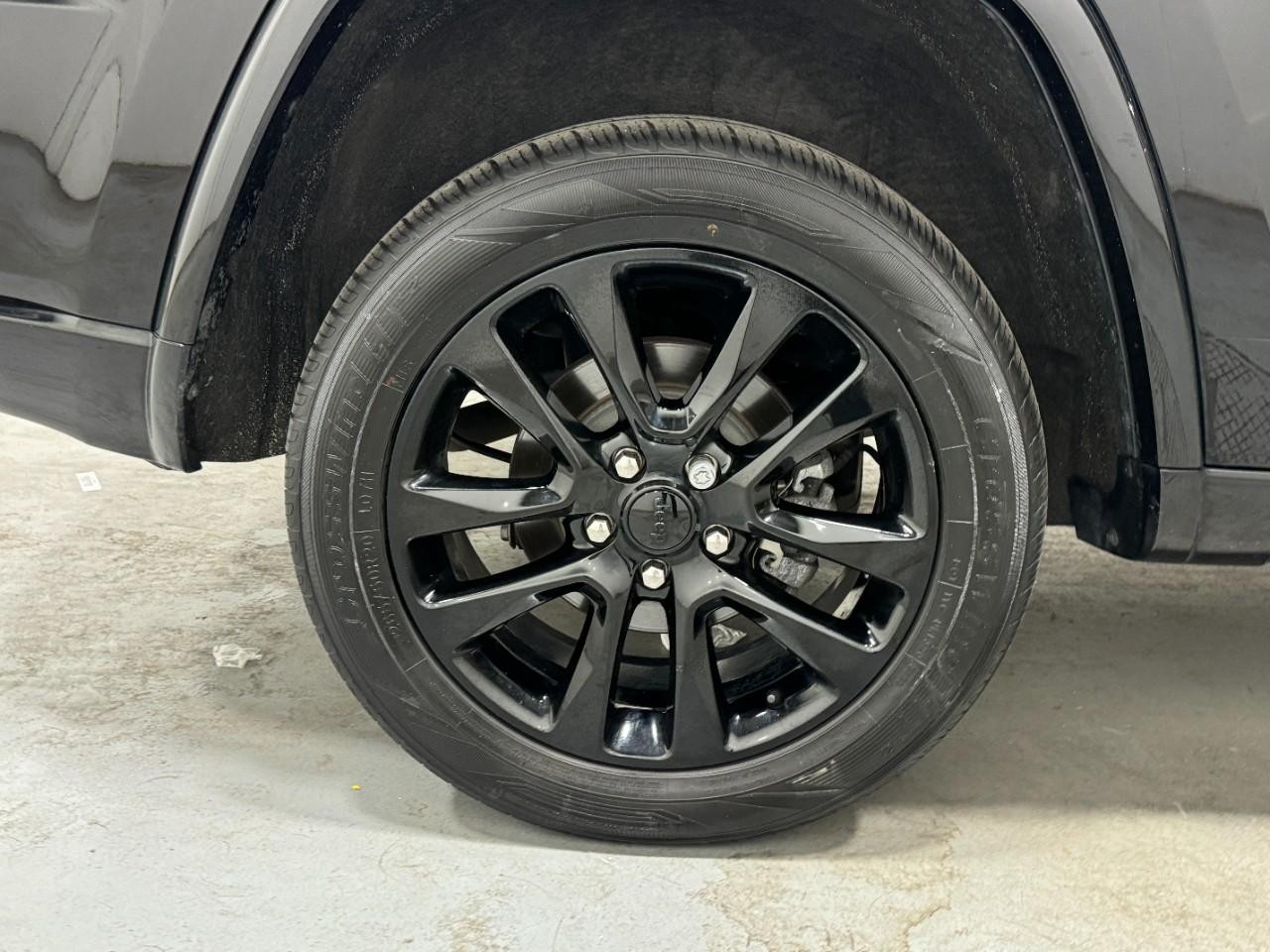 Jeep Grand Cherokee Vehicle Full-screen Gallery Image 5