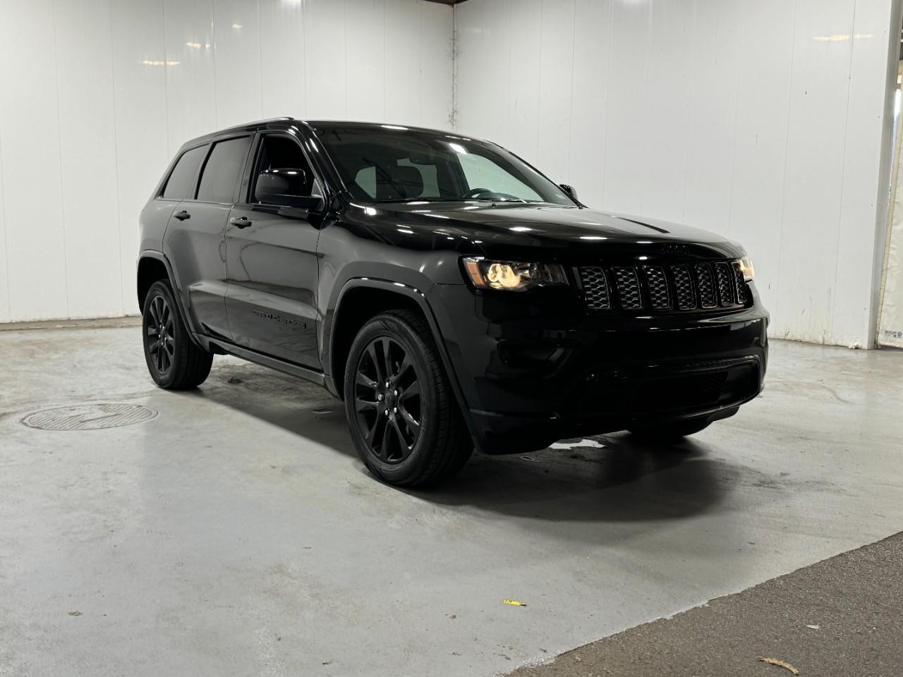 Jeep Grand Cherokee Vehicle Full-screen Gallery Image 6