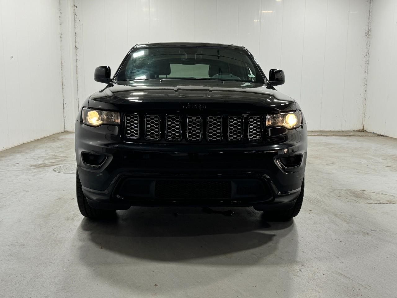 Jeep Grand Cherokee Vehicle Full-screen Gallery Image 7