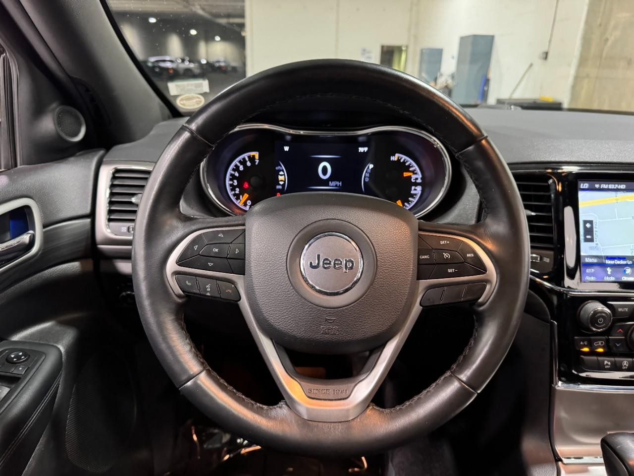 Jeep Grand Cherokee Vehicle Full-screen Gallery Image 13