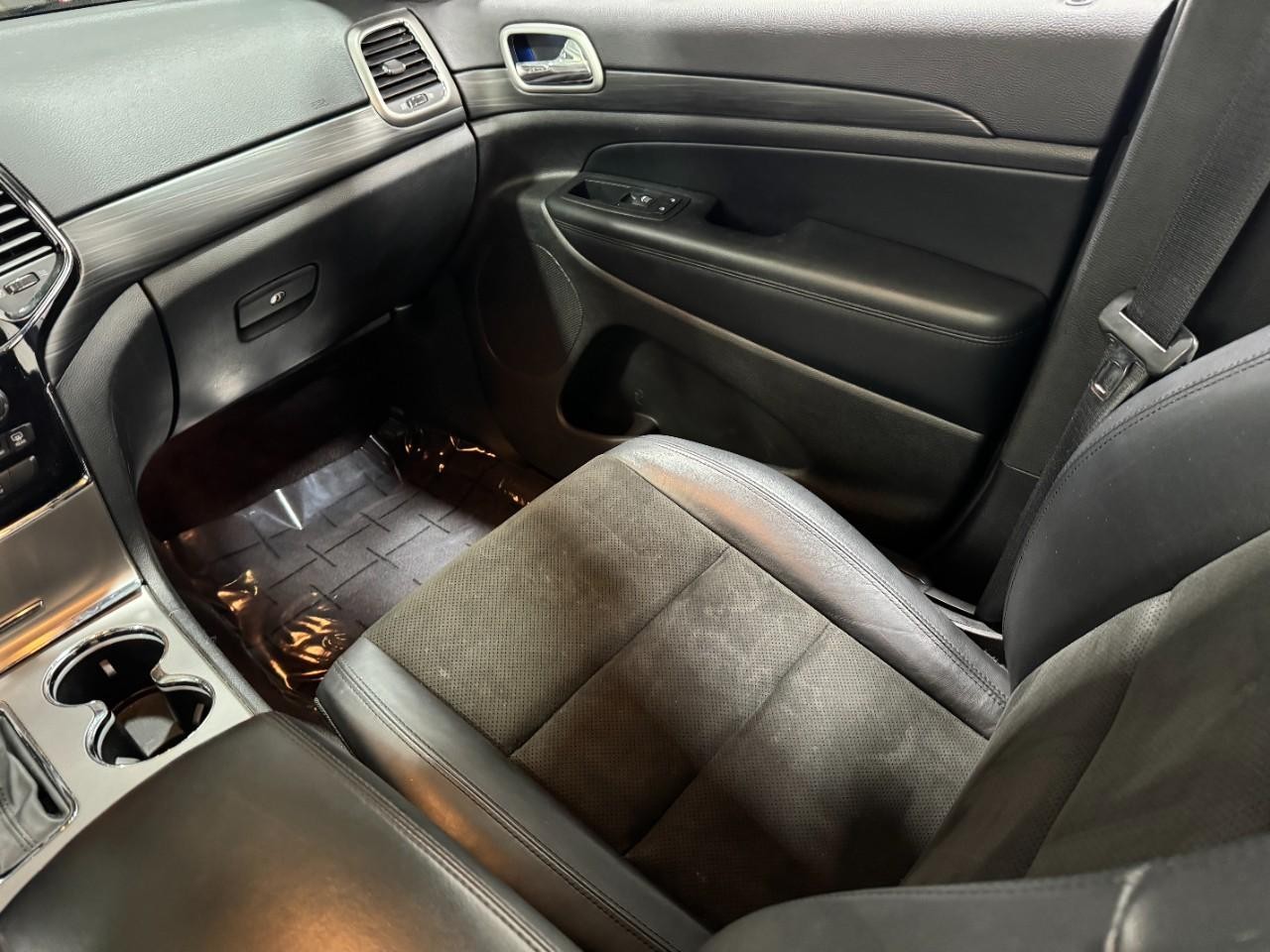 Jeep Grand Cherokee Vehicle Full-screen Gallery Image 16