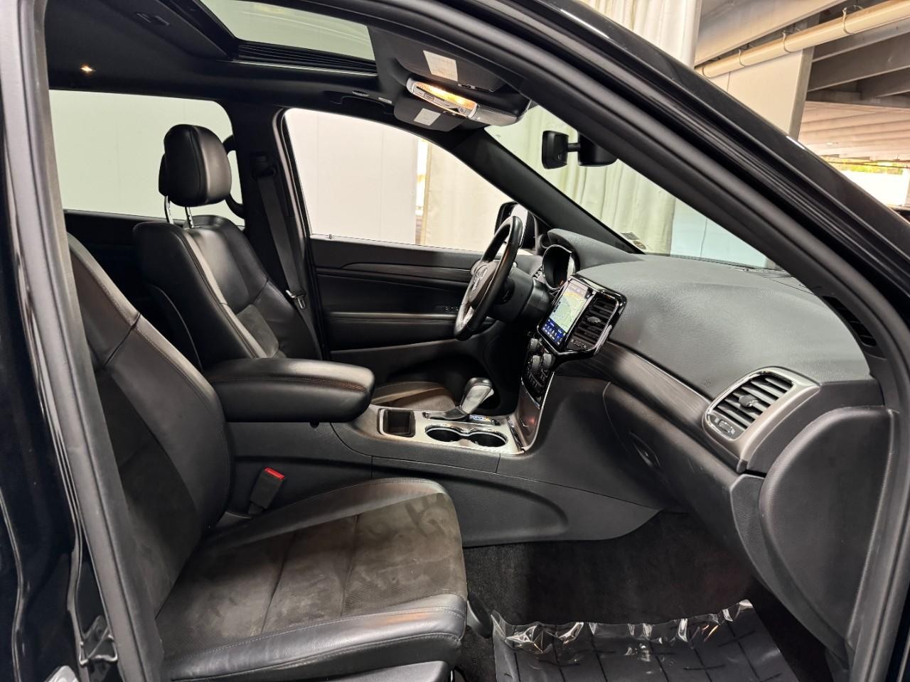 Jeep Grand Cherokee Vehicle Full-screen Gallery Image 17