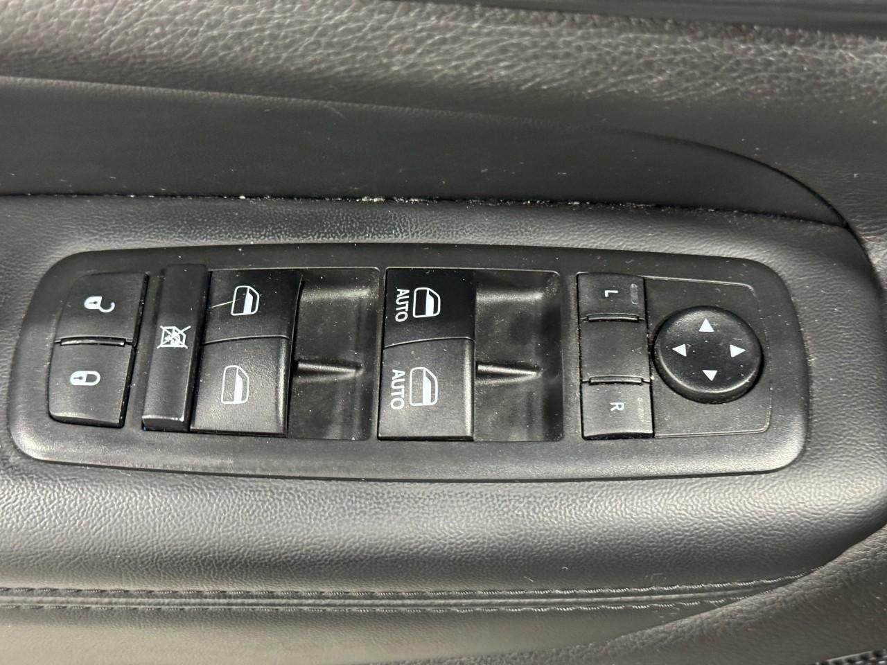 Jeep Grand Cherokee Vehicle Full-screen Gallery Image 21