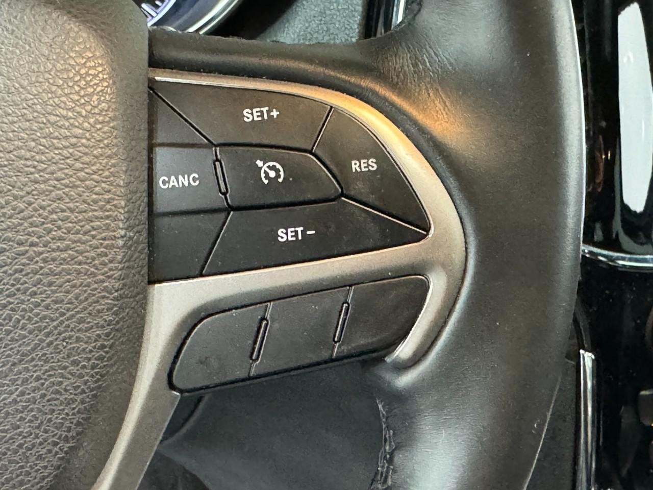 Jeep Grand Cherokee Vehicle Full-screen Gallery Image 27