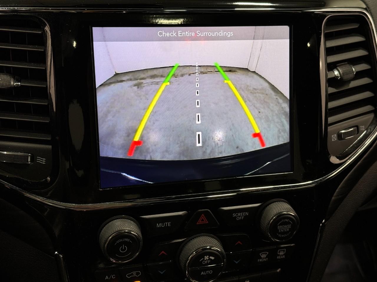 Jeep Grand Cherokee Vehicle Full-screen Gallery Image 29