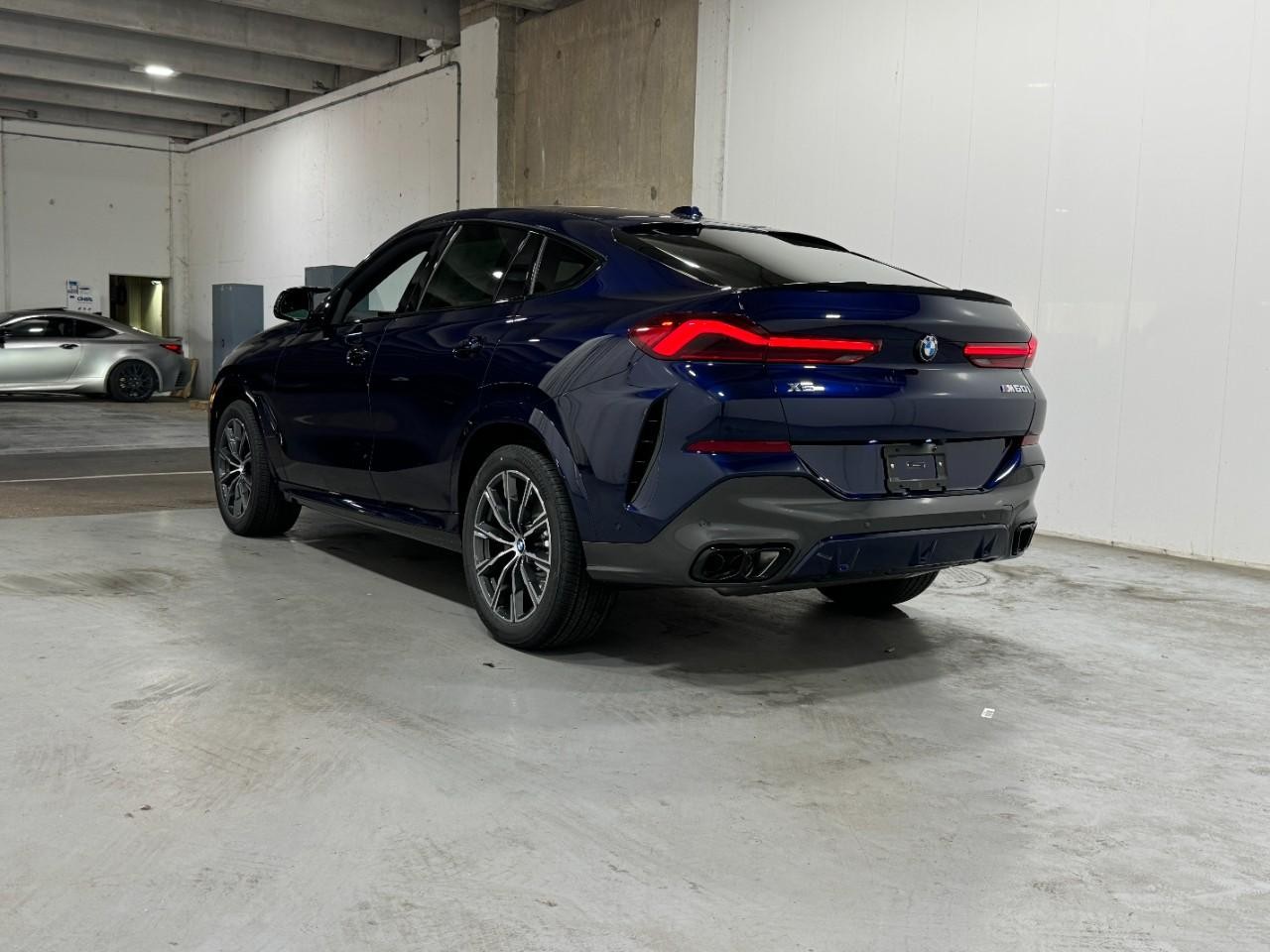 BMW X6 Vehicle Full-screen Gallery Image 3