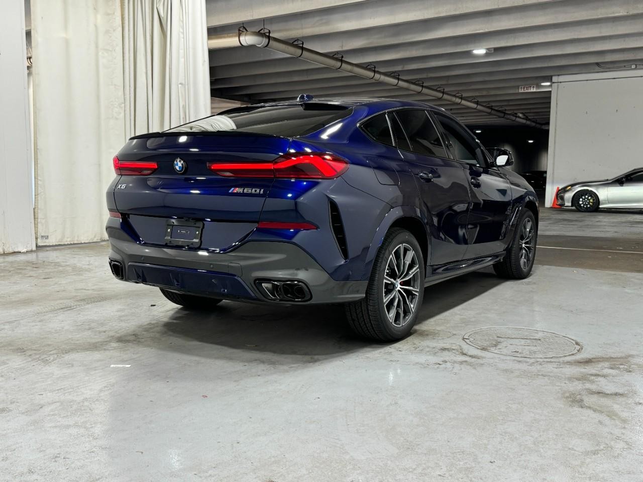 BMW X6 Vehicle Full-screen Gallery Image 4