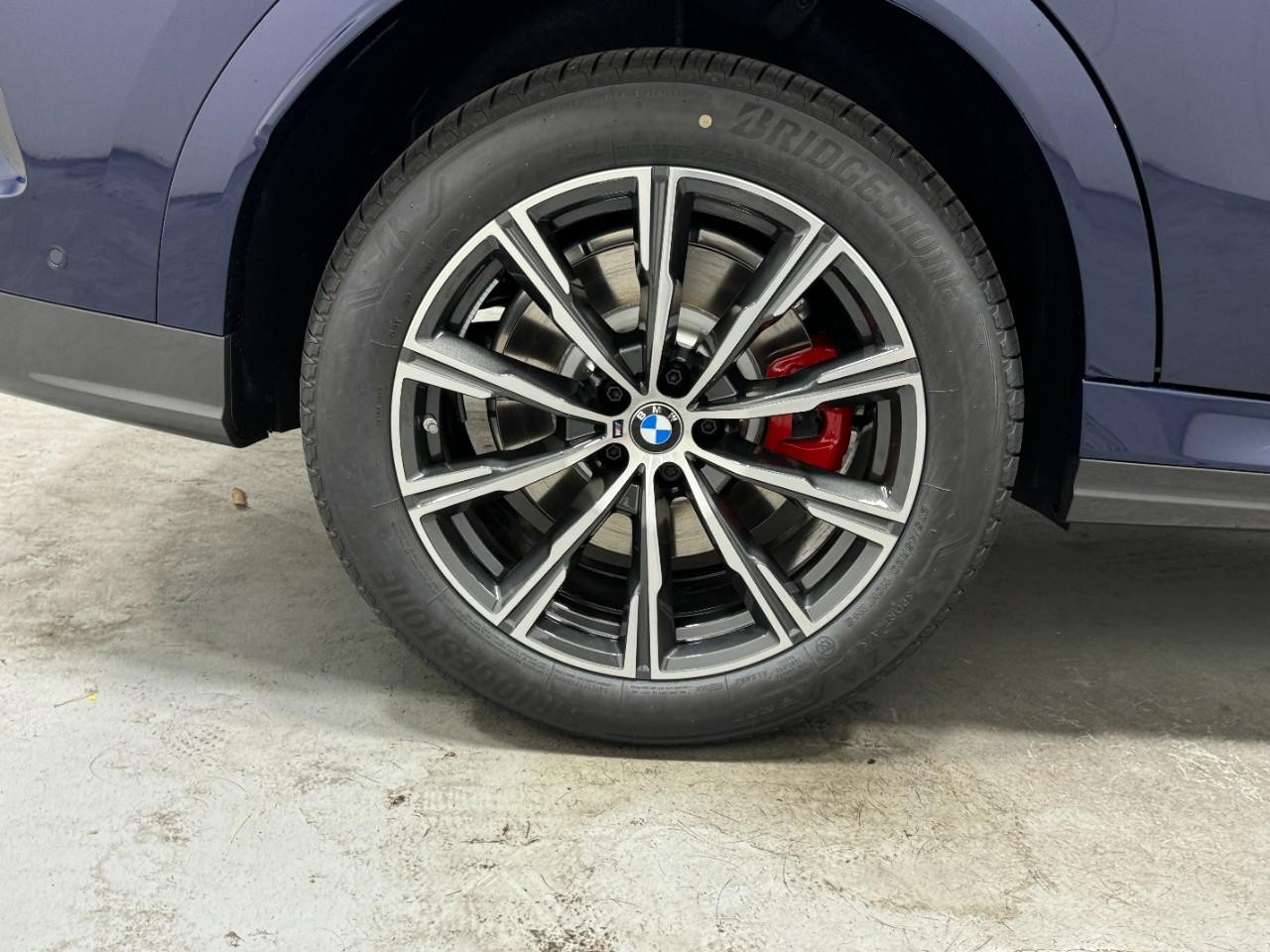 BMW X6 Vehicle Full-screen Gallery Image 5