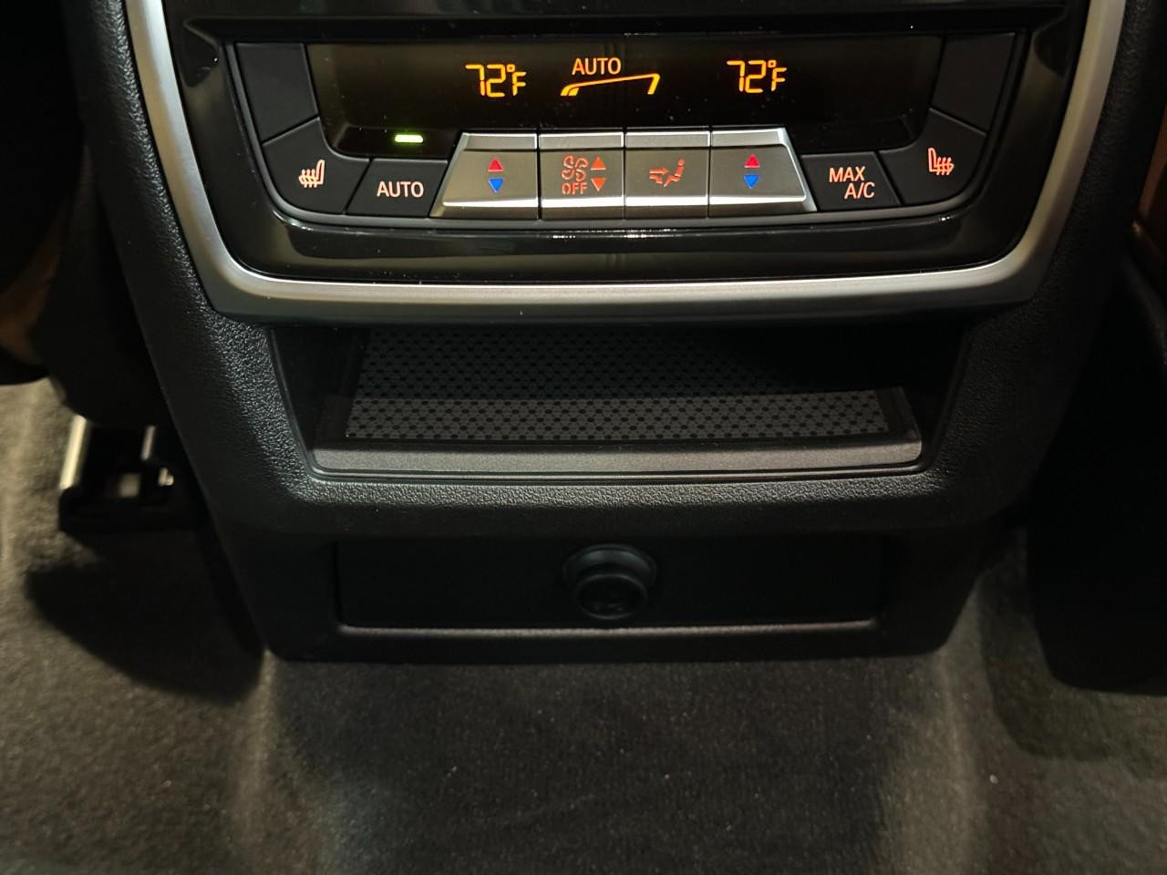 BMW X6 Vehicle Full-screen Gallery Image 11