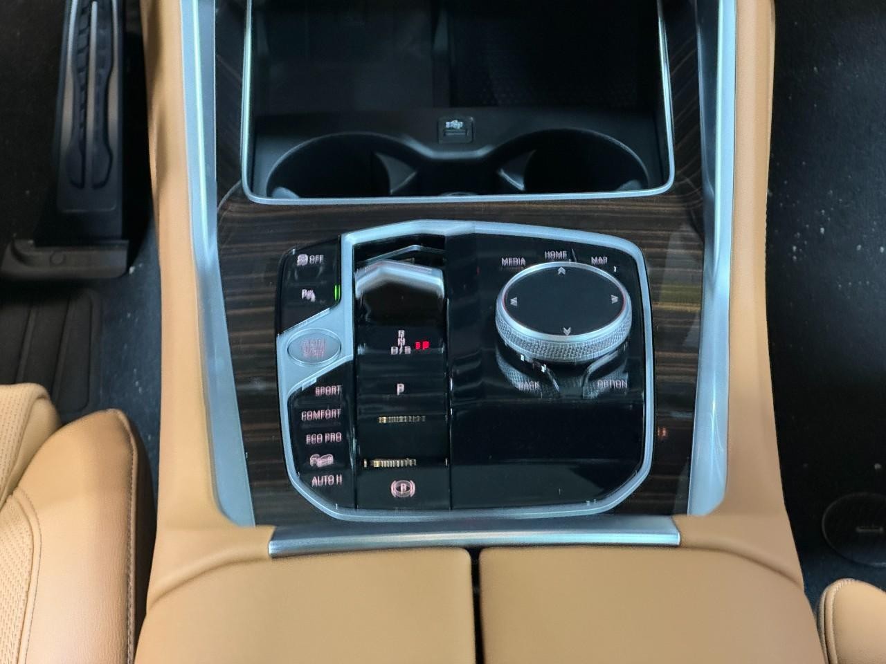 BMW X6 Vehicle Full-screen Gallery Image 16