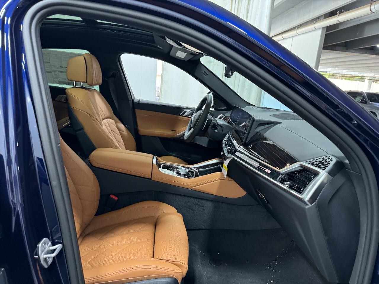 BMW X6 Vehicle Full-screen Gallery Image 18