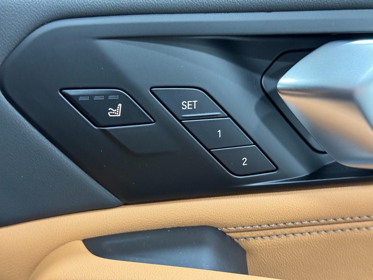 BMW X6 Vehicle Full-screen Gallery Image 21