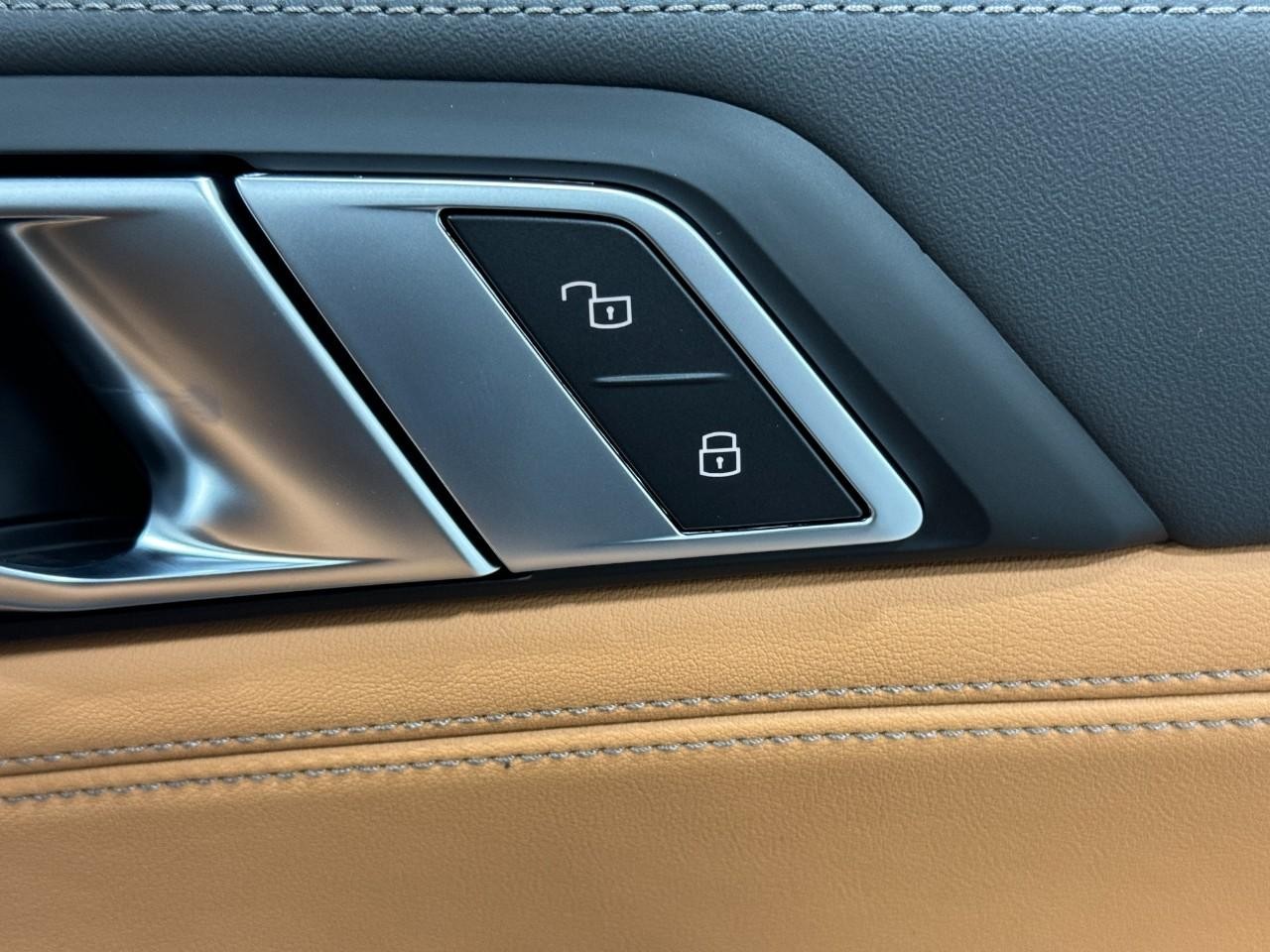 BMW X6 Vehicle Full-screen Gallery Image 22