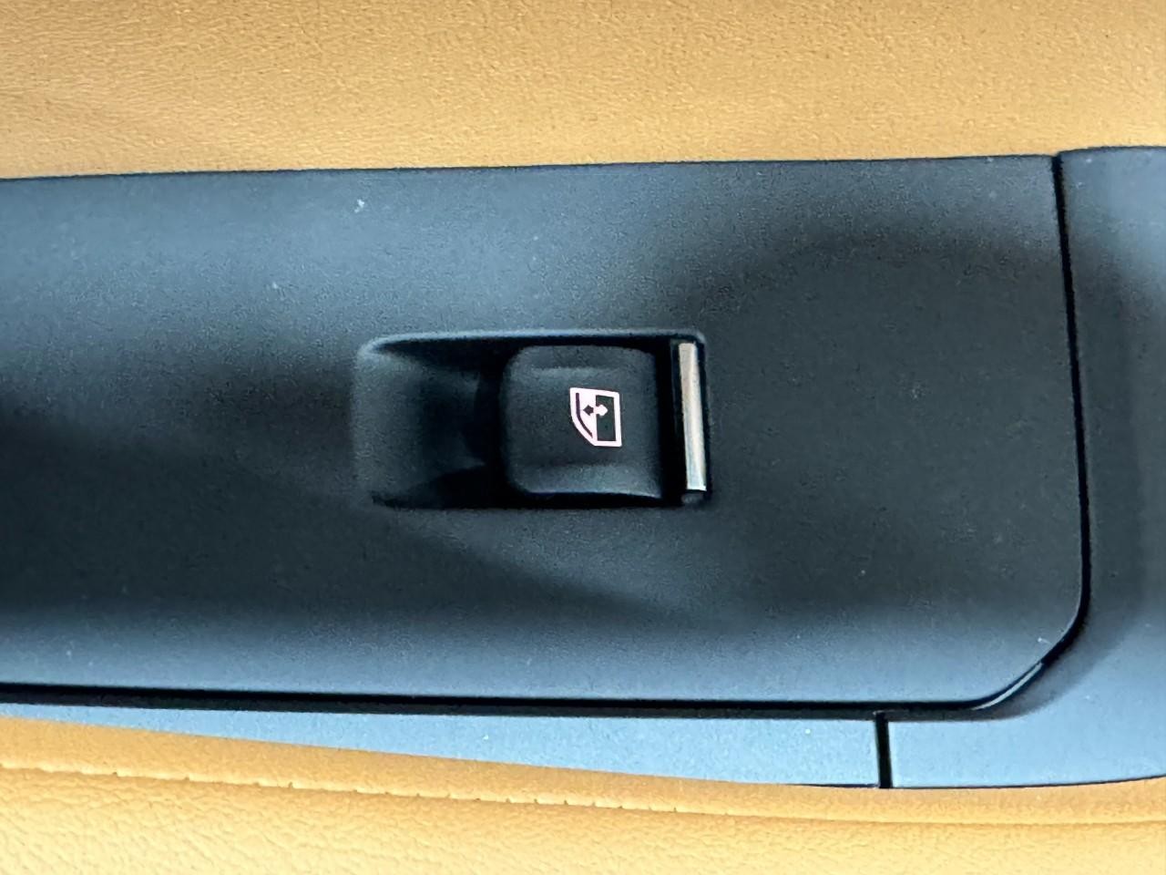 BMW X6 Vehicle Full-screen Gallery Image 23