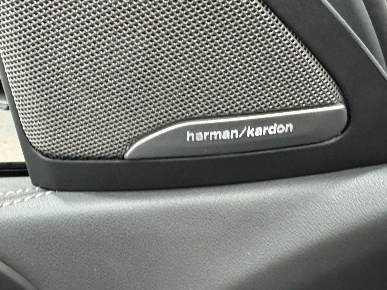 BMW X6 Vehicle Full-screen Gallery Image 24