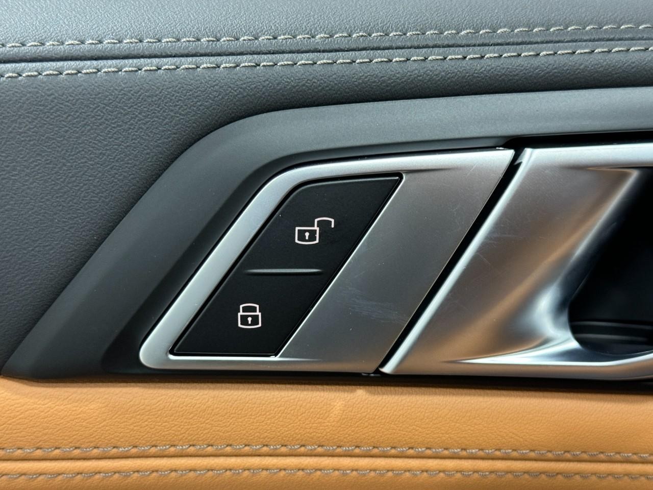 BMW X6 Vehicle Full-screen Gallery Image 26