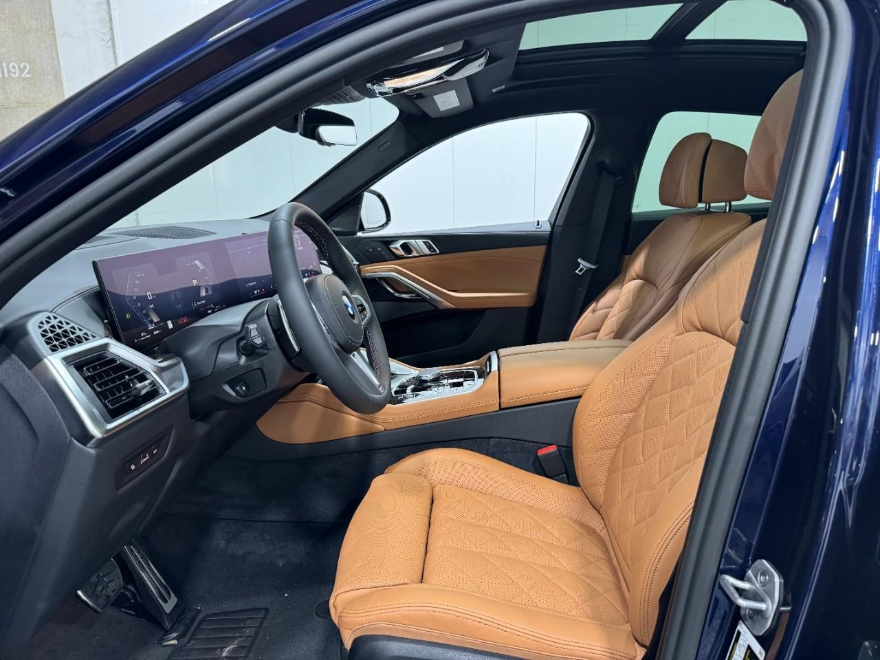 BMW X6 Vehicle Full-screen Gallery Image 28