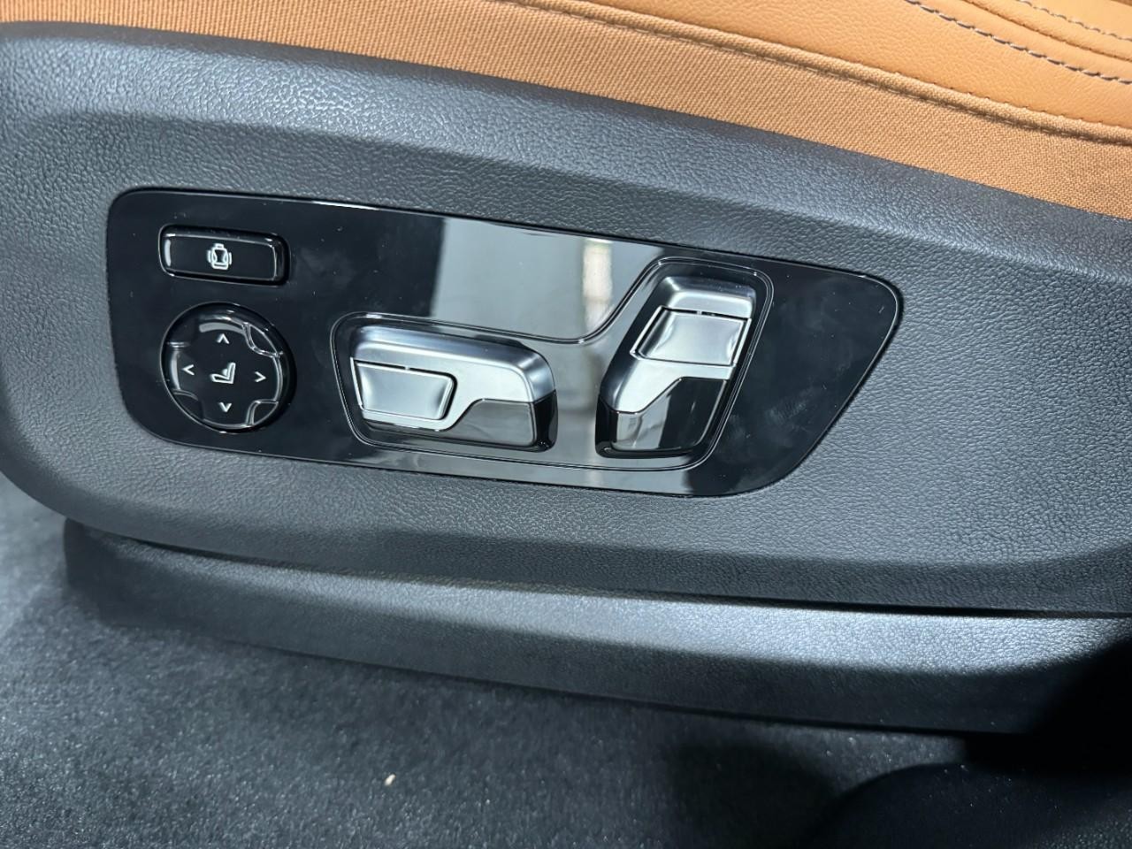 BMW X6 Vehicle Full-screen Gallery Image 30