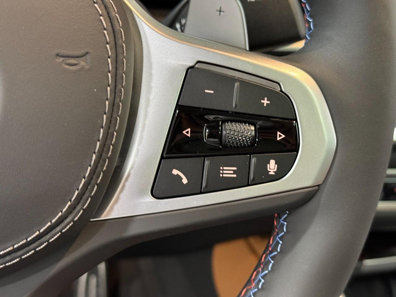 BMW X6 Vehicle Full-screen Gallery Image 33