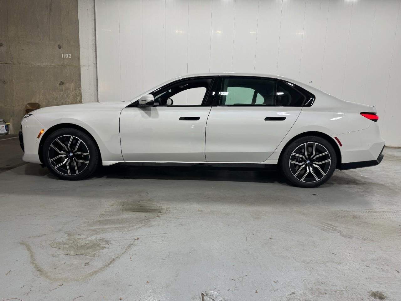 BMW 7 Series Vehicle Full-screen Gallery Image 2