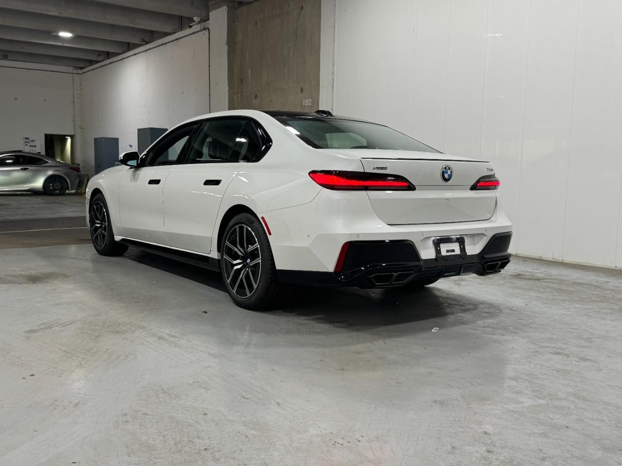 BMW 7 Series Vehicle Full-screen Gallery Image 3