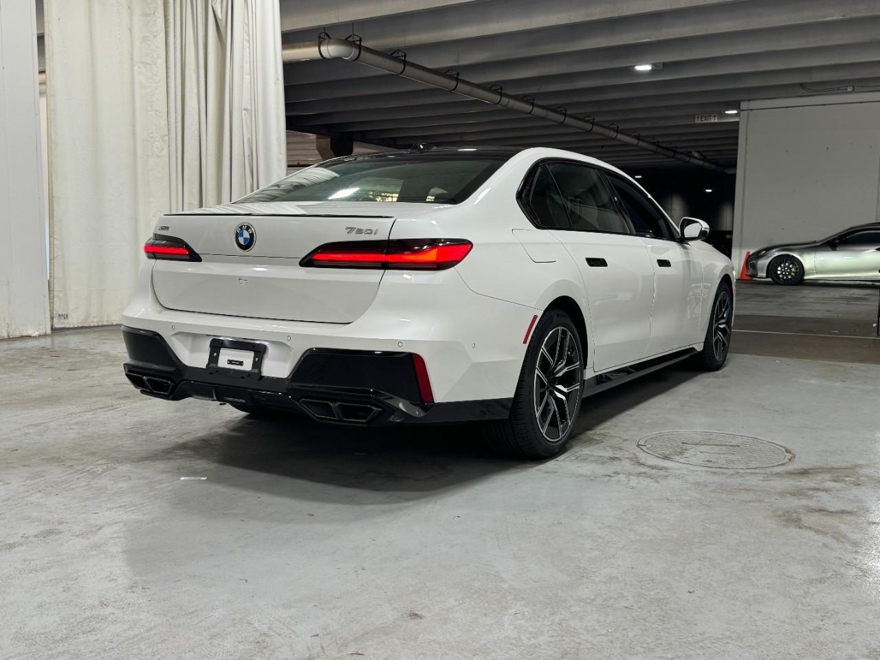 BMW 7 Series Vehicle Full-screen Gallery Image 4