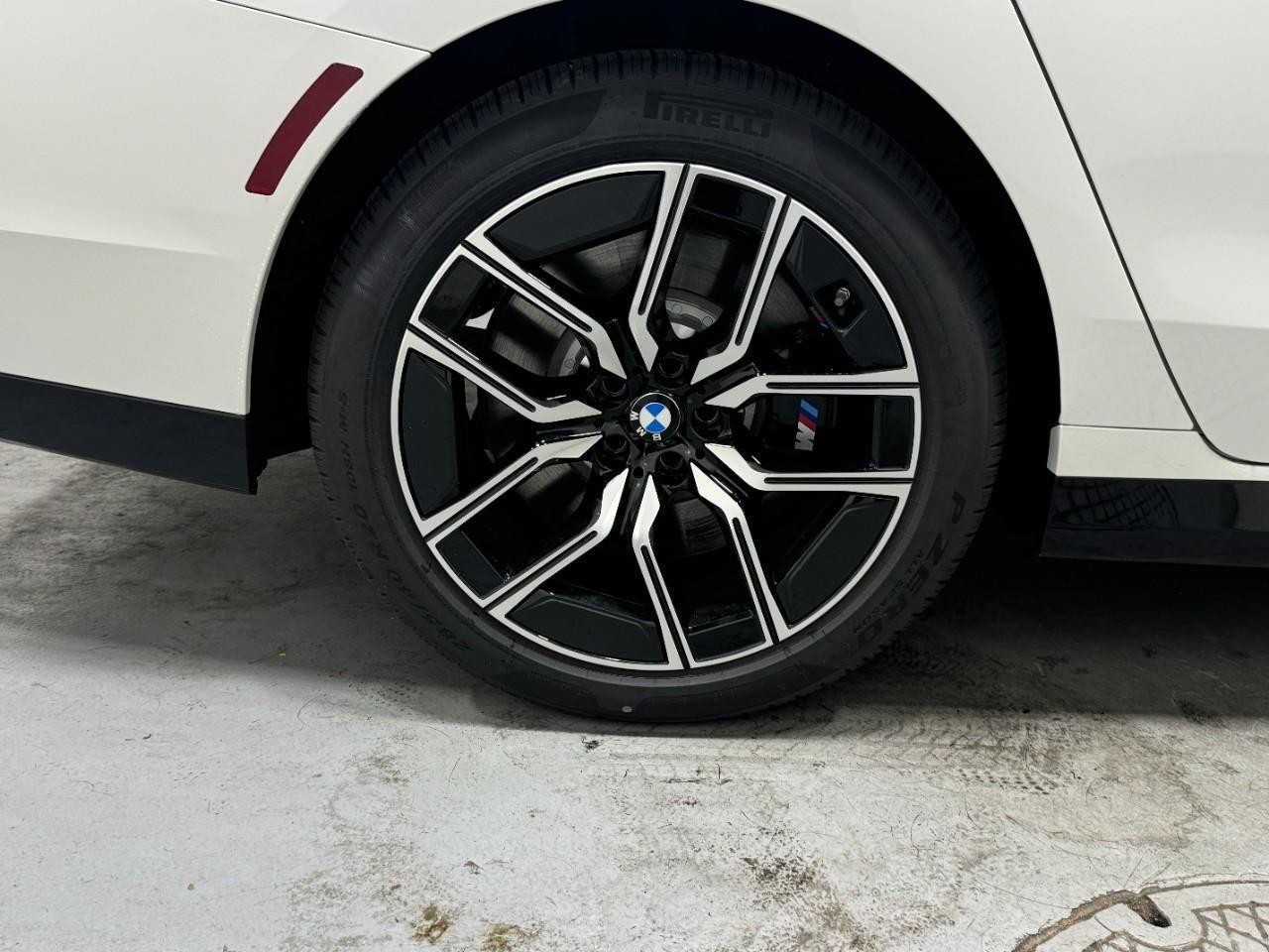 BMW 7 Series Vehicle Full-screen Gallery Image 5