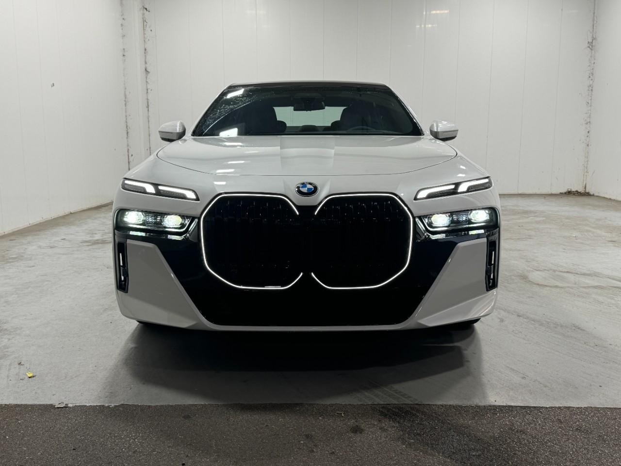 BMW 7 Series Vehicle Full-screen Gallery Image 7