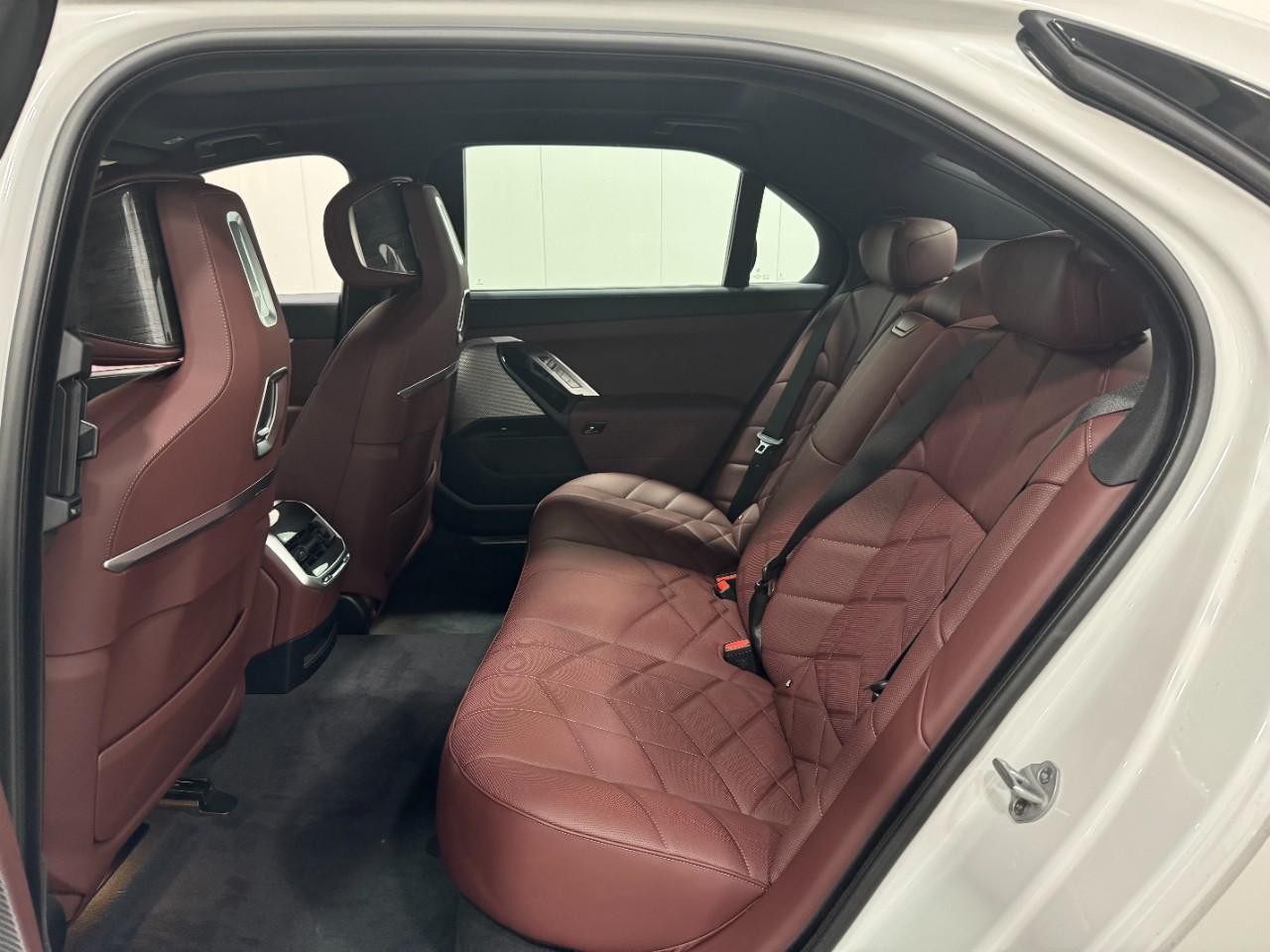 BMW 7 Series Vehicle Full-screen Gallery Image 8