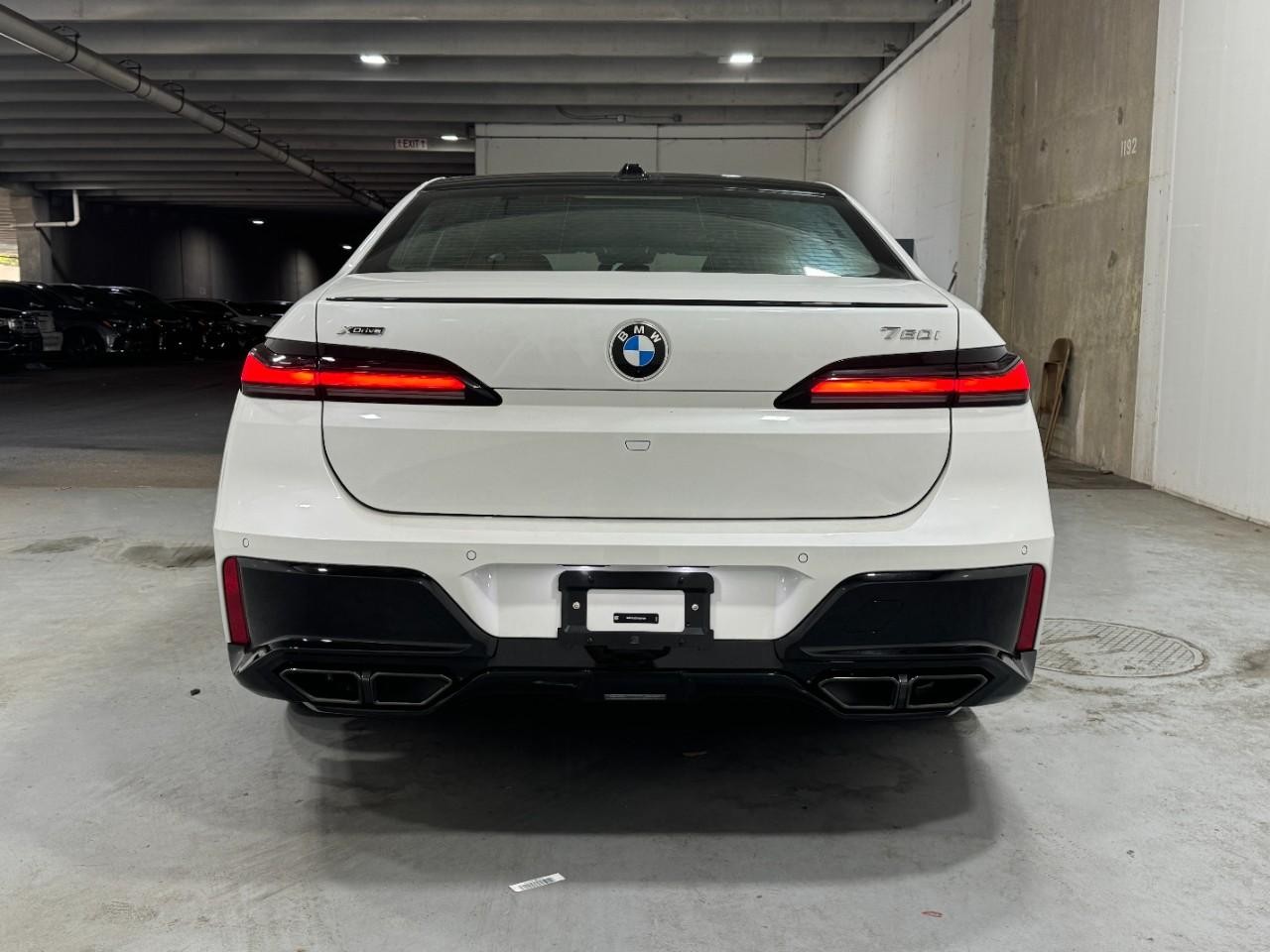 BMW 7 Series Vehicle Full-screen Gallery Image 9