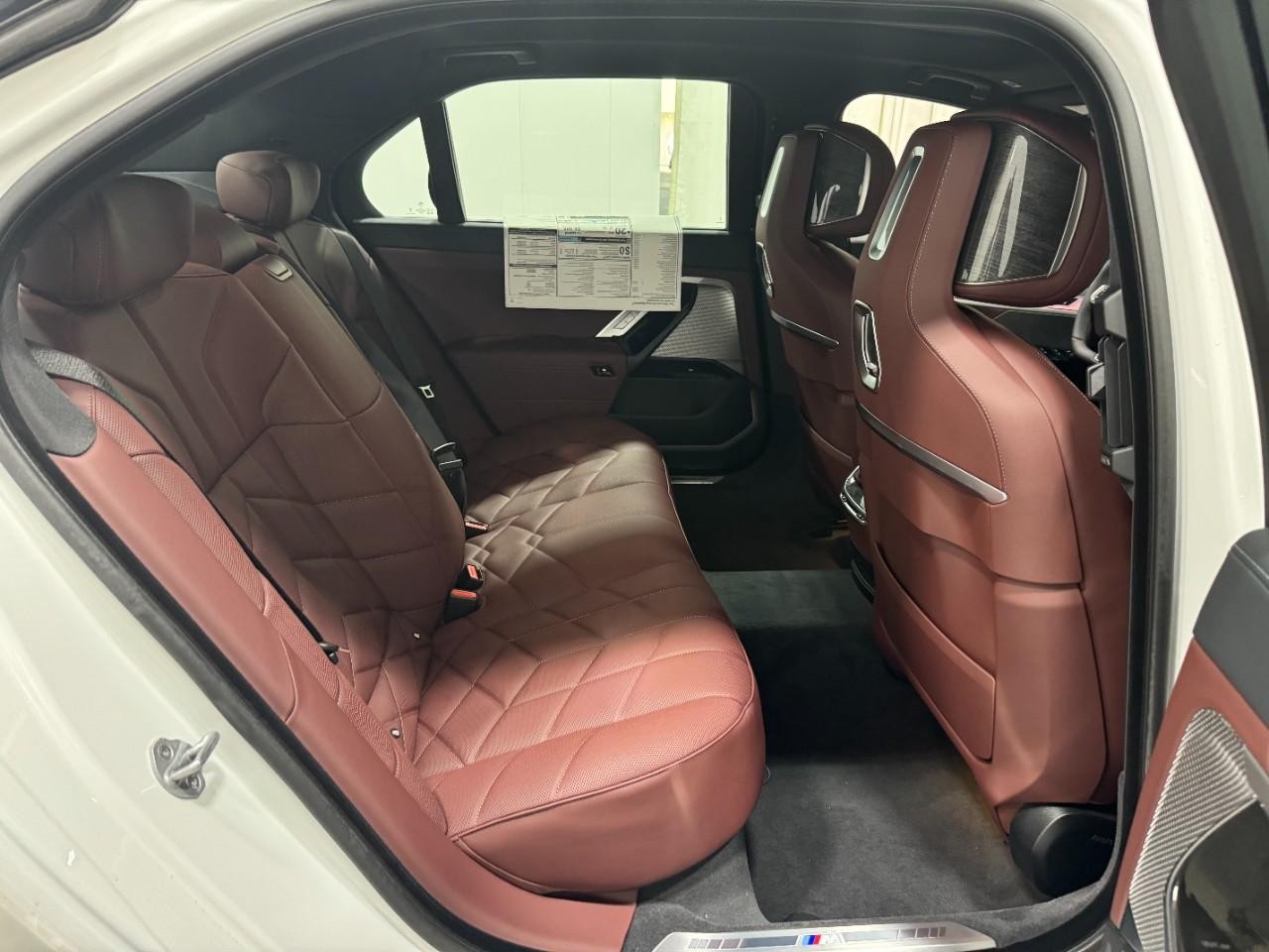 BMW 7 Series Vehicle Full-screen Gallery Image 10