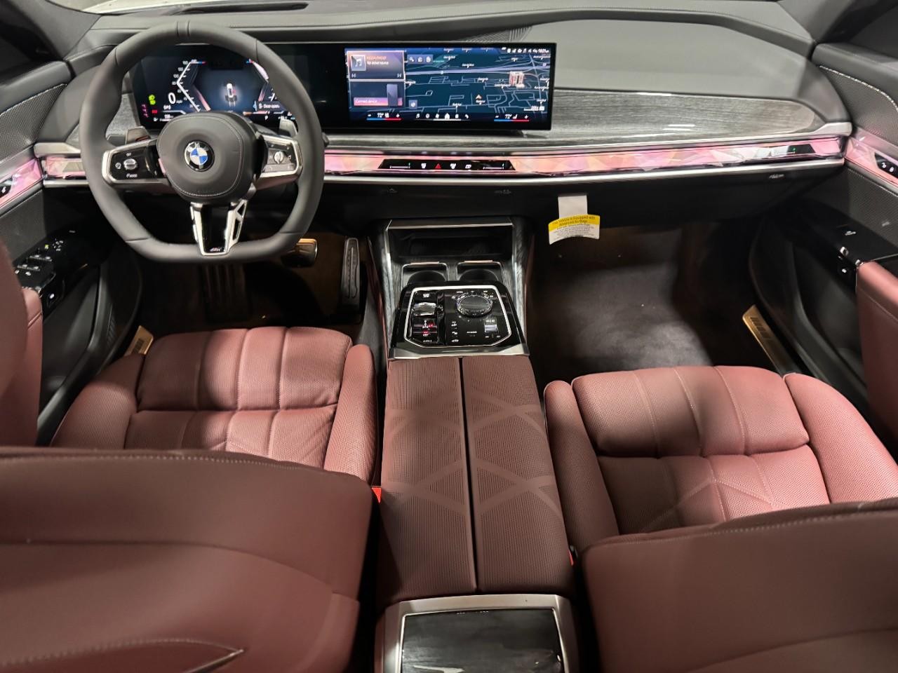 BMW 7 Series Vehicle Full-screen Gallery Image 12